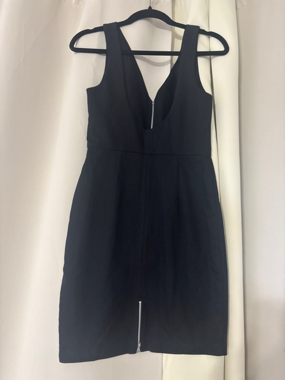 Black V-Neck Sleeveless Dress